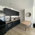Magnifique T2 37m2 Centre Vue Au Bord De La Neuf 4 Couchages Balcon Parking Prive Ferme Clim Wifi *