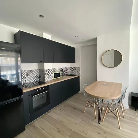 Sea View: Beachfront T2 With Balcony And Parking *