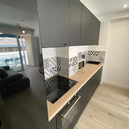 Sea View: Beachfront T2 With Balcony And Parking Apartment