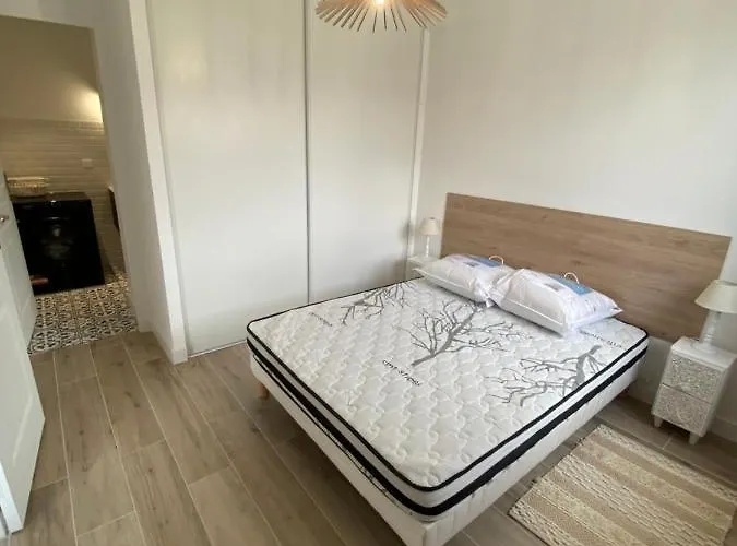 Sea View: Beachfront T2 With Balcony And Parking