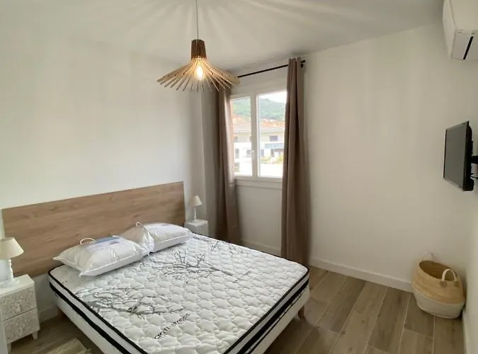 Apartment Sea View: Beachfront T2 With Balcony And Parking